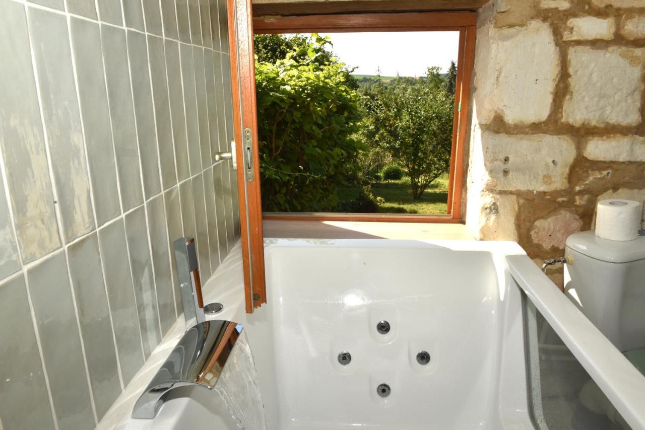 Maisonnette Du Bonheur - Vue Campagne - Baignoire Balneo 32 Jets - Lits Queen Size Vadencourt  Exterior photo
