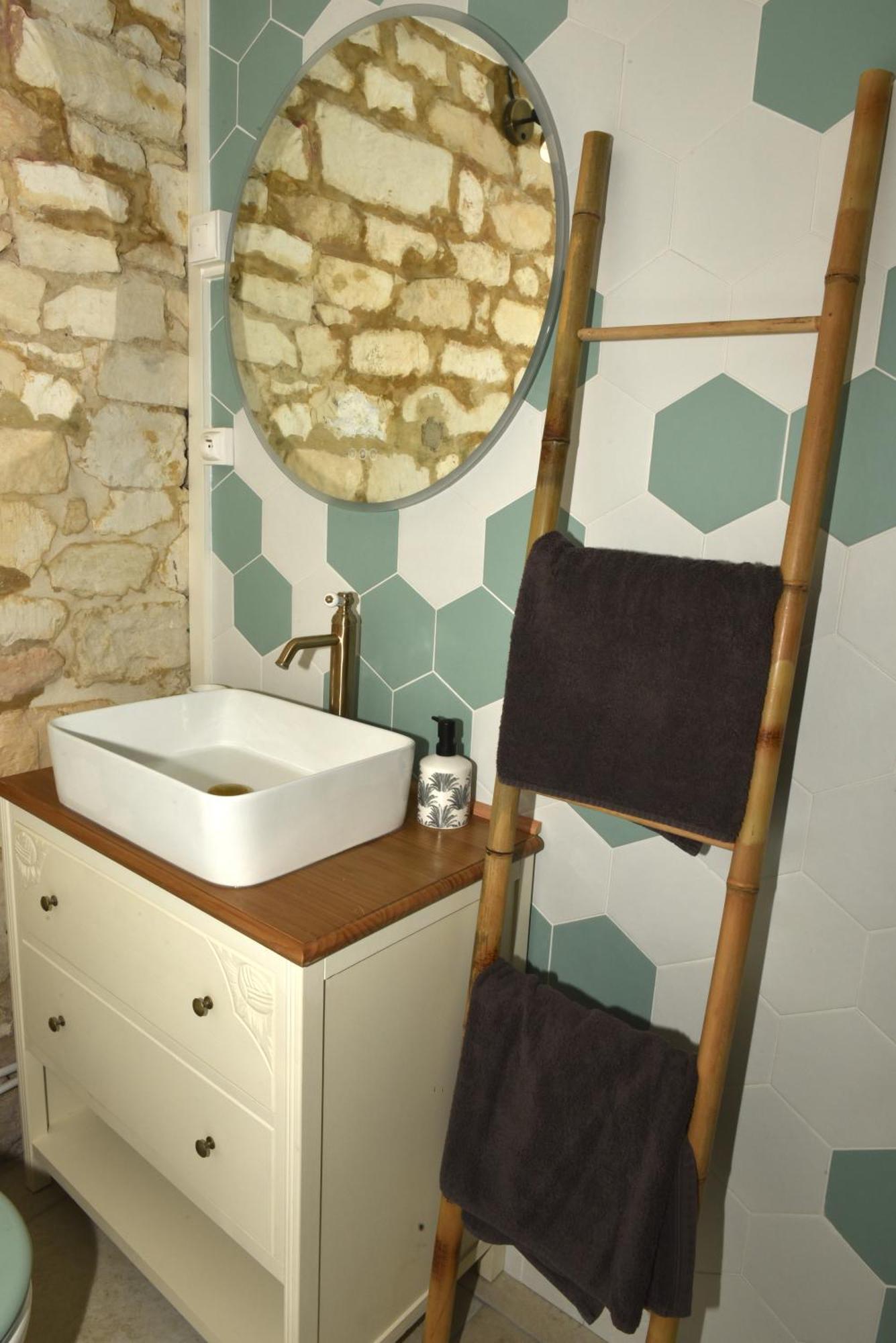Maisonnette Du Bonheur - Vue Campagne - Baignoire Balneo 32 Jets - Lits Queen Size Vadencourt  Exterior photo