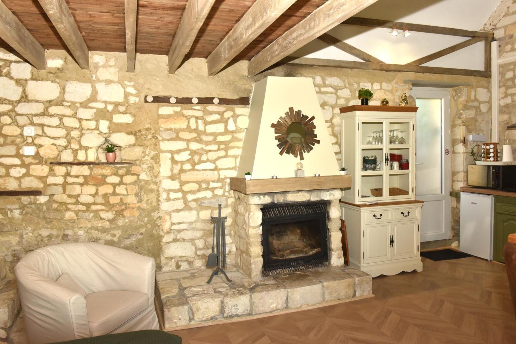 Maisonnette Du Bonheur - Vue Campagne - Baignoire Balneo 32 Jets - Lits Queen Size Vadencourt  Exterior photo